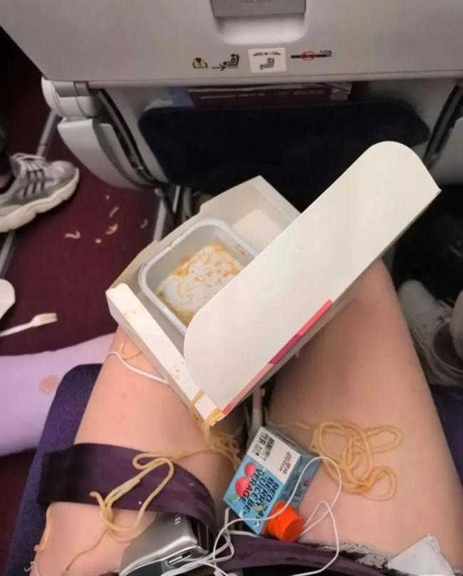 航司回應(yīng)航班突發(fā)下墜食物全散落 萬米高空驚魂時(shí)刻