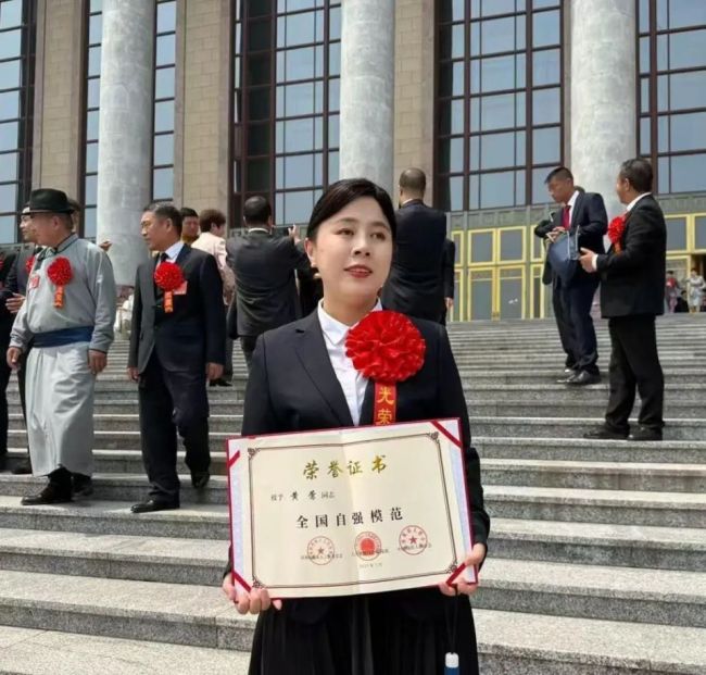 不甘心做盲人按摩师的她成了女博士 用知识照亮前行路