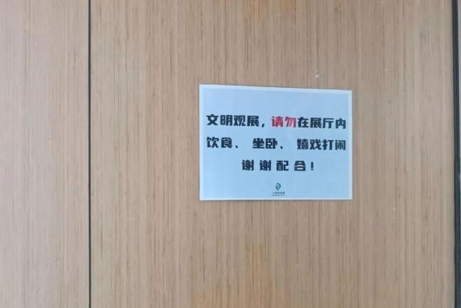 园方回应婴儿展馆内喝奶被赶 母婴设施争议引关注
