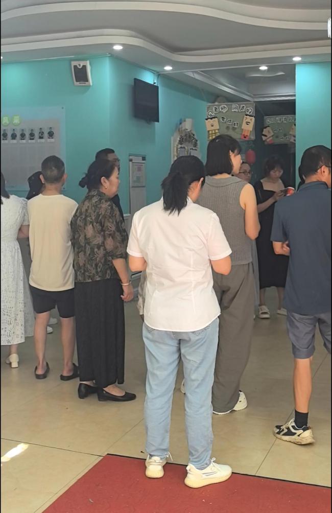 湖南一幼儿园突然停业家长排队退费 学费去向成谜