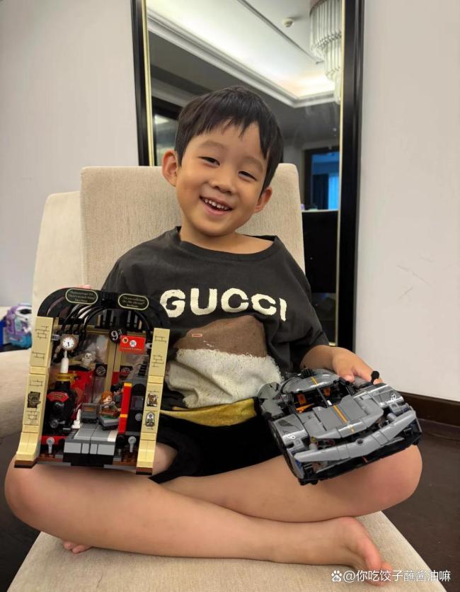 许昕教黄雅琼打乒乓球 体坛跨界联动引发热议