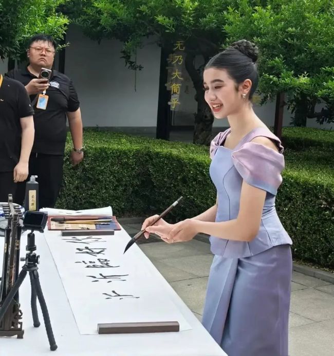 柬埔寨最美公主中文祝福毕业生 中柬文化交流新篇章