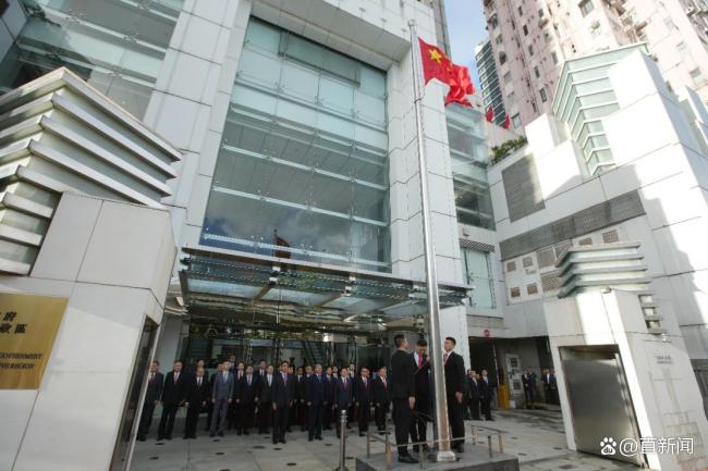 香港金紫荆广场响起《如愿》 庆祝特区成立28周年