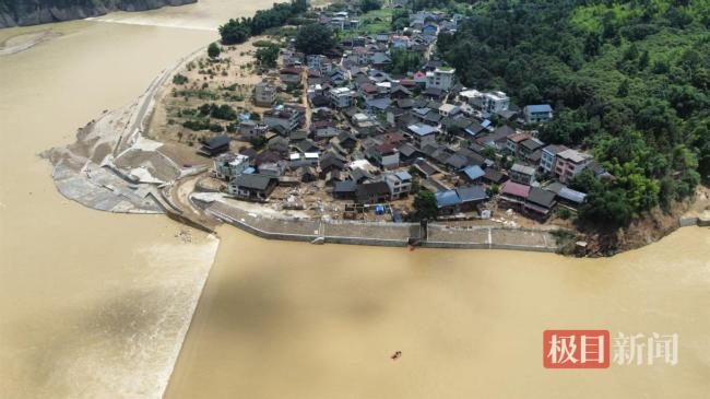 榕江“孤島村”400名村民被困數(shù)日 救援隊緊急運送物資