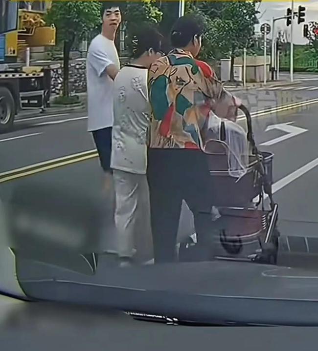 一家三口推婴儿车占主路遛弯 网友热议