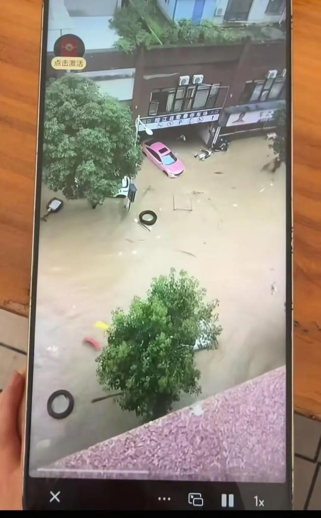 榕江女子挪车遇洪水讲述逃生经历 生死瞬间的自救