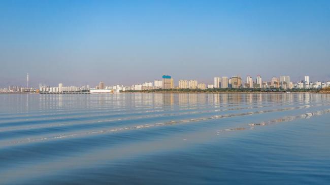 沙漠里看海在內(nèi)蒙小城做到了 沙海嵌明珠