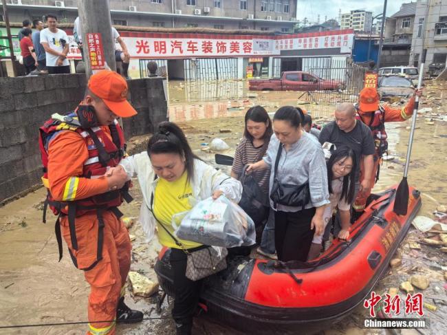 湖北咸丰紧急转移1.8万余人 暴雨引发内涝救援