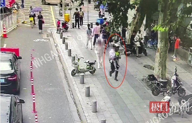 交警抱著受傷男孩狂奔至醫(yī)院：有叔叔在,，別怕