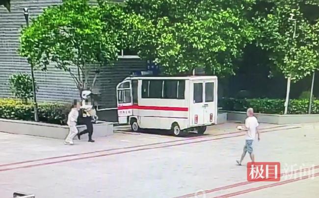 交警抱著受傷男孩狂奔至醫(yī)院：有叔叔在，別怕