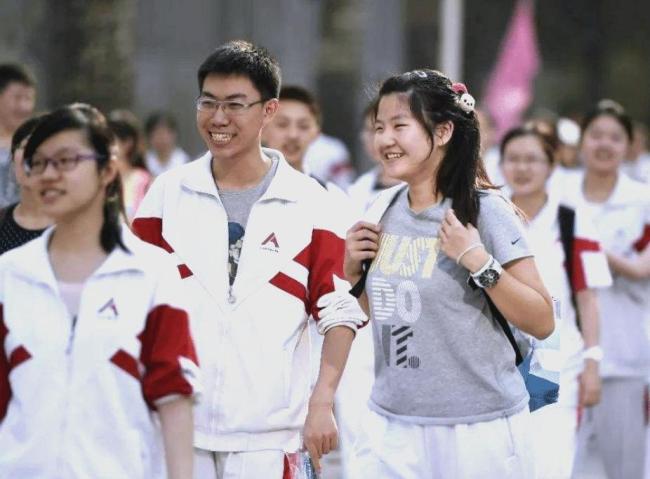 资助的小孩高考考了一百多名 复读的难题与选择