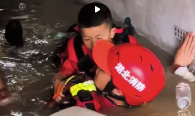 “聽話，趴我身上” 救援人員以身為舟托舉兒童