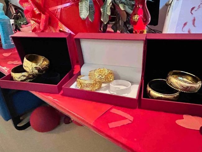 金价太高 年轻人吐槽结不起婚：有人租三金，有人买假黄金结婚