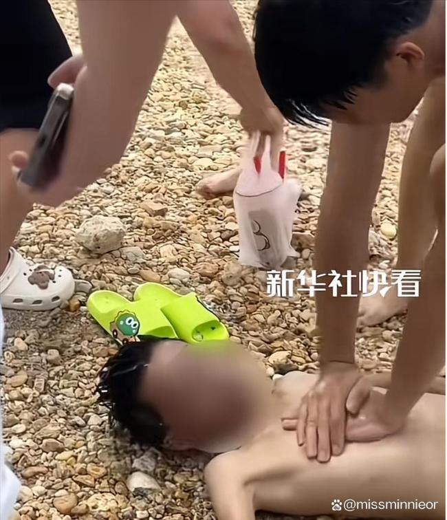 小伙救起面部发黑溺水学生