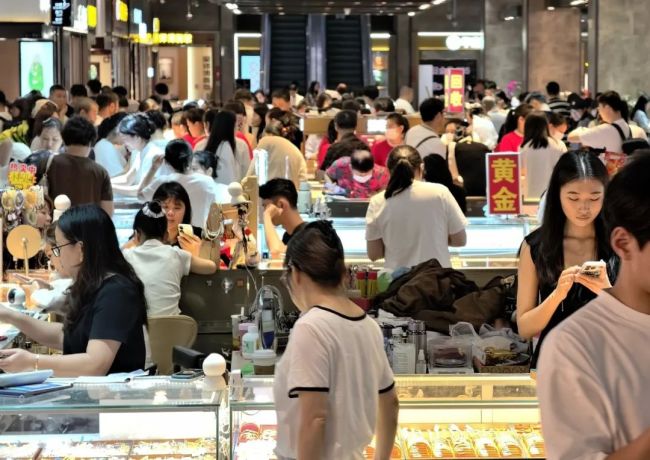 金价太高 年轻人吐槽结不起婚：有人租三金，有人买假黄金结婚