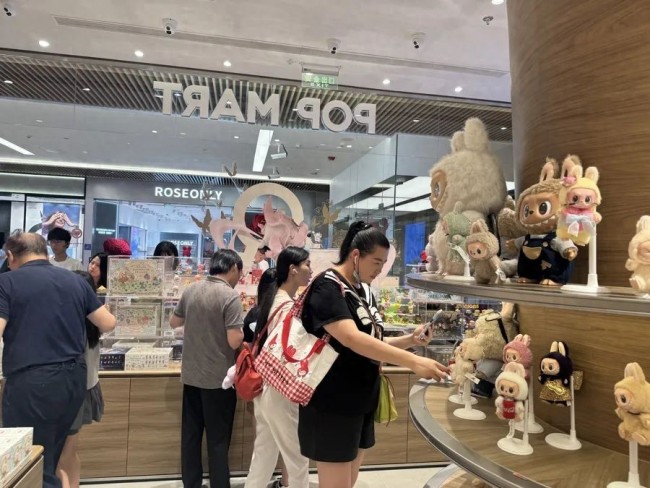 99元的LABUBU真能卖7800元，二手交易平台则不时曝出“天价”