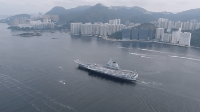 山东舰抵港引热潮说明什么 国防自信与民心共鸣