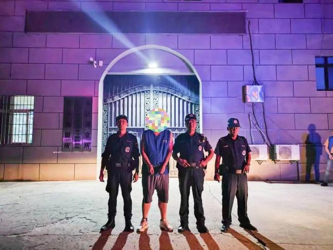 醉酒男感觉被侮辱砸坏千斤瓜，辱骂民警，已被刑拘！