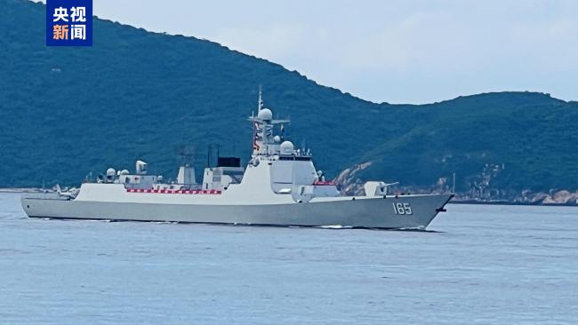 山東艦甲板深情告白 香港海陸空全方位熱情歡迎