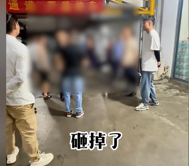 博主揭露市场用“鬼秤”遭匕首威胁 勇敢对峙黑商