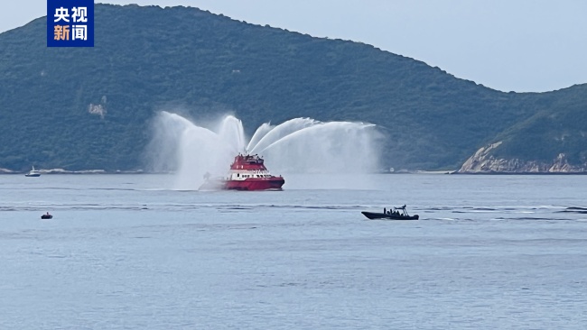 山东舰甲板深情告白 香港海陆空全方位热情欢迎