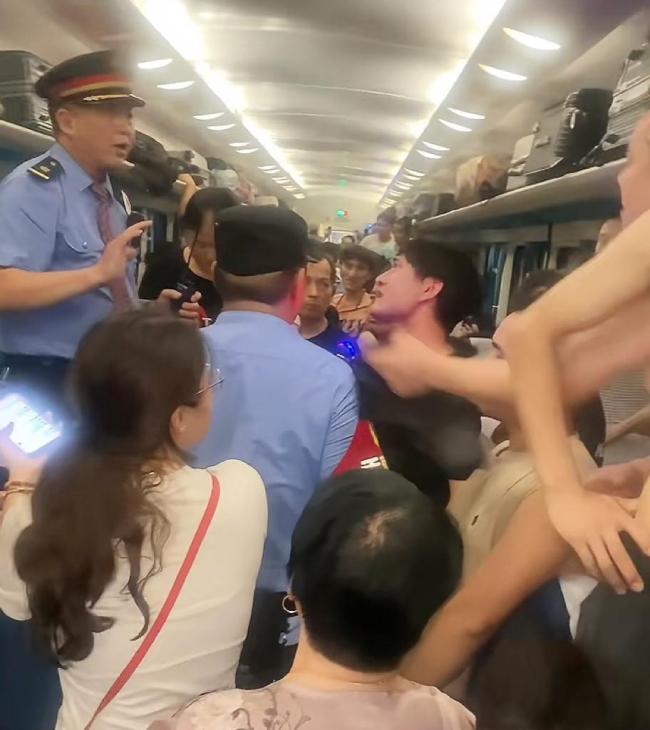 亲历者讲述K1373脱轨滞留3小时 高温缺氧下的自救与互助