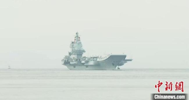 山东舰航母编队抵达香港 现场曝光 海军官兵列队祝福