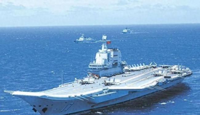 山東艦抵港 甲板排出“國安家好” 國產航母首次亮相震撼香港