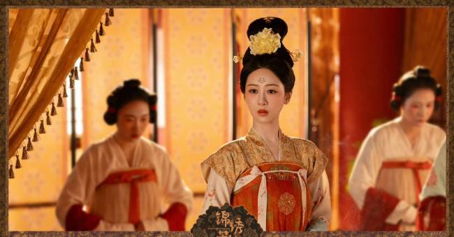 杨紫何惟芳在大火前淡定弹琵琶 平静疯感引爆网络