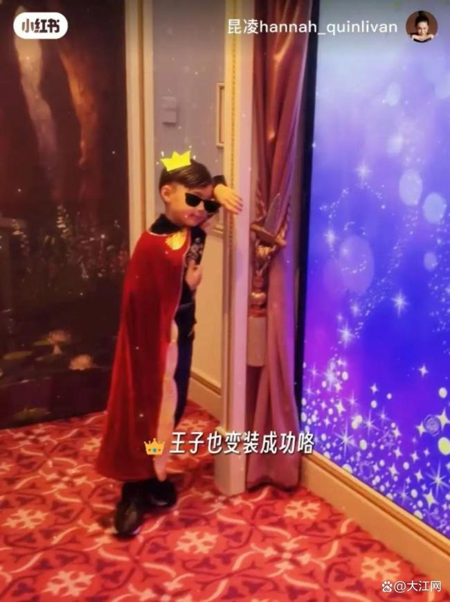 周杰伦昆凌大女儿迪士尼庆生 梦幻公主照纪念成长