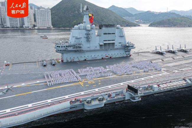 高空视角感受抵港山东舰航母有多大 香港欢迎仪式盛大举行