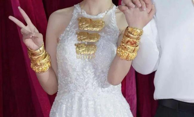 金价太高年轻人吐槽结不起婚 金店出租黄金自救 