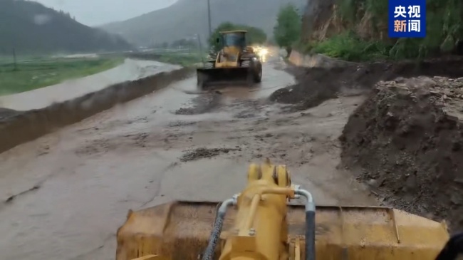 甘肅一國(guó)道遭強(qiáng)降雨水毀道路已搶通 多部門聯(lián)動(dòng)保暢通