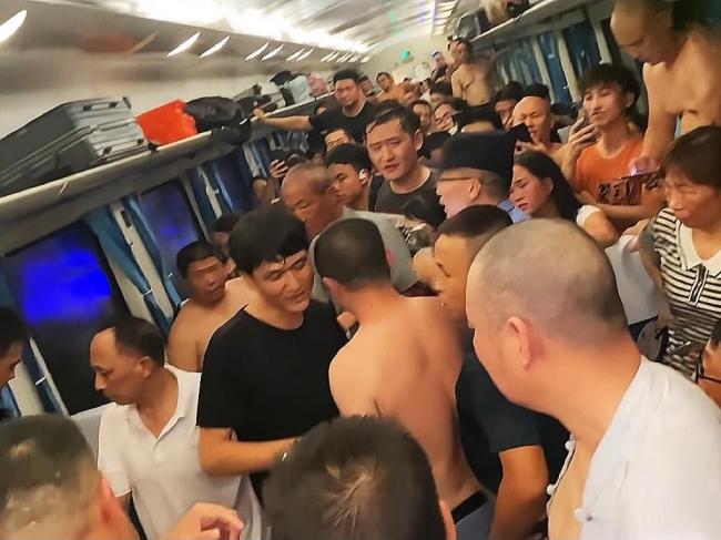 亲历者讲述K1373脱轨滞留3小时 高温缺氧下的自救与互助