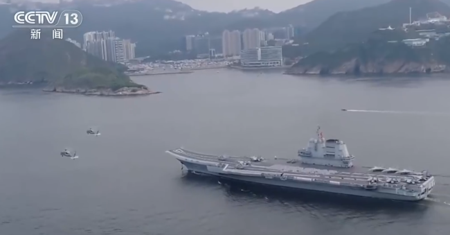 山东舰甲板深情告白 香港海陆空全方位热情欢迎