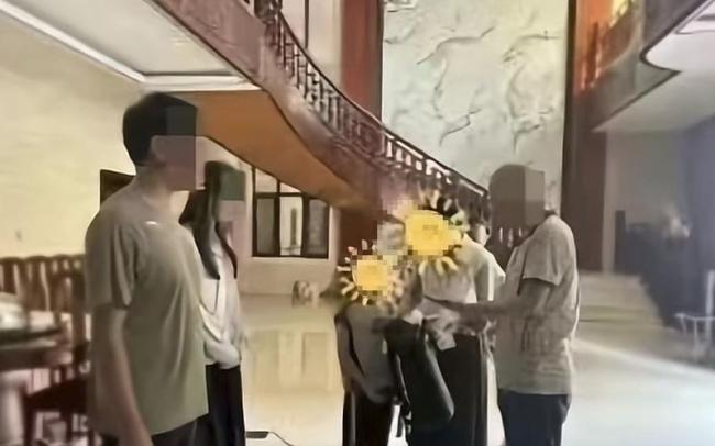 學(xué)校要控制慰問(wèn)貧困生的“宣傳欲”