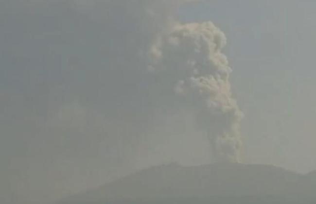 日本新燃岳火山喷发 火山灰柱达5000米