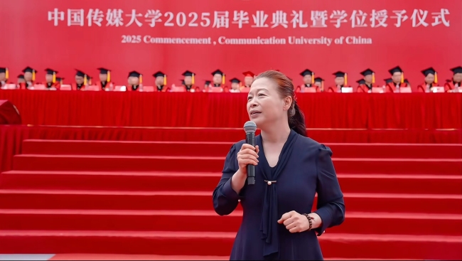 翻跟頭、耍長(zhǎng)鞭,、公主抱校長(zhǎng)……這屆畢業(yè)典禮,，圍觀師生花式“整活”！