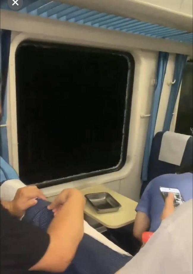 列车事故滞留3小时旅客破窗 高温闷热引乘客自救