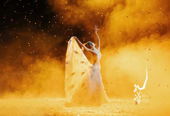 楊麗萍深圳起舞再現(xiàn)經(jīng)典“孔雀” 冬雪獨舞涅槃重生