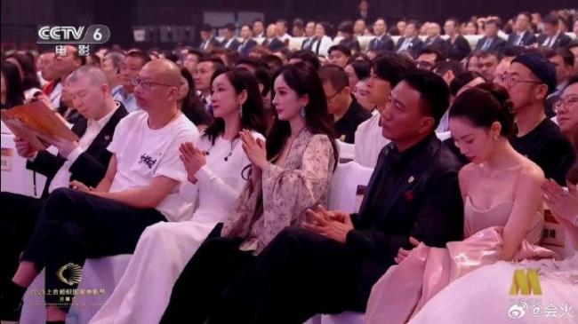 杨幂竹节褶衣 权威美貌经得起考验