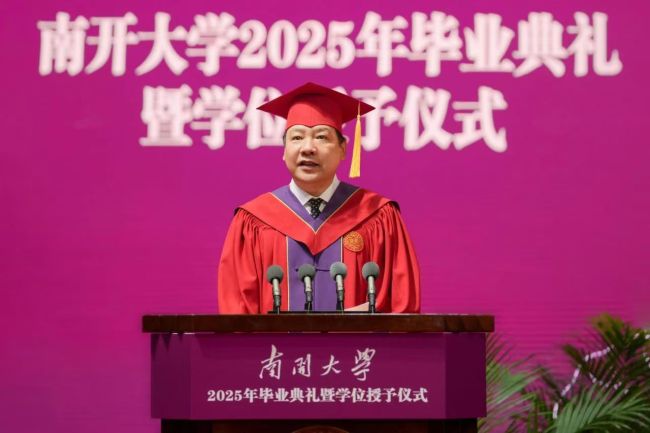 翻跟头、耍长鞭、公主抱校长……这届毕业典礼，围观师生花式“整活”！