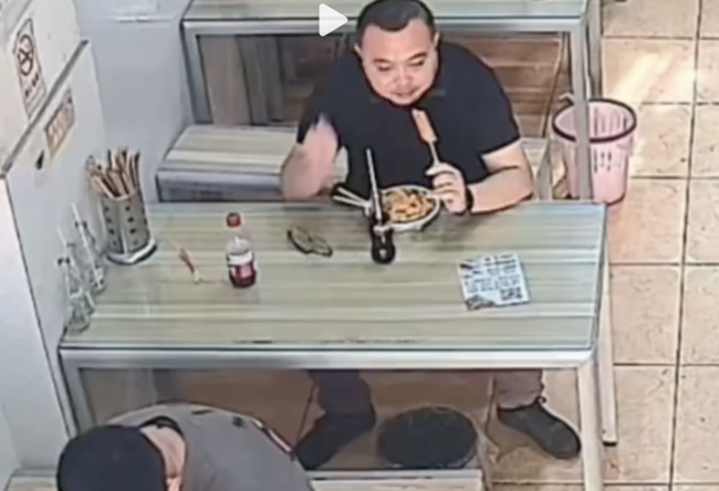 男子正在餐館吃飯可樂被搶了