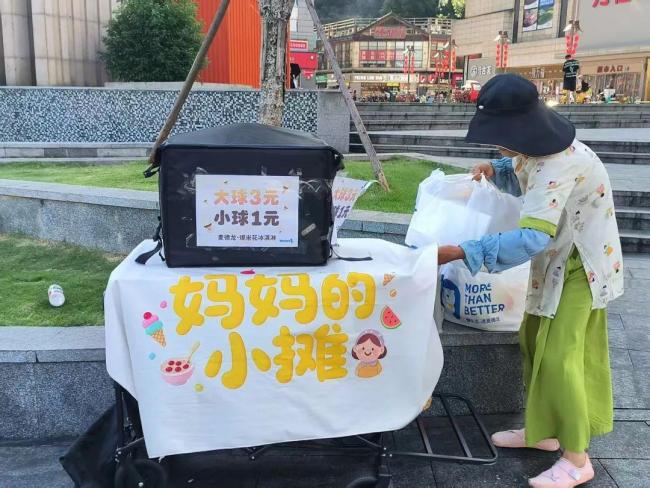 女子怕妈妈的冰淇淋摊冷清发帖摇人 网友暖心支持