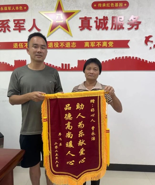老人街头摔倒退役军人救助 见义勇为暖人心
