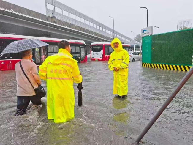 成都暴雨二仙桥被淹后多部门连夜处置 出动216人次抢险