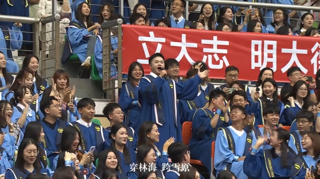 翻跟头、耍长鞭、公主抱校长……这届毕业典礼，围观师生花式“整活”！