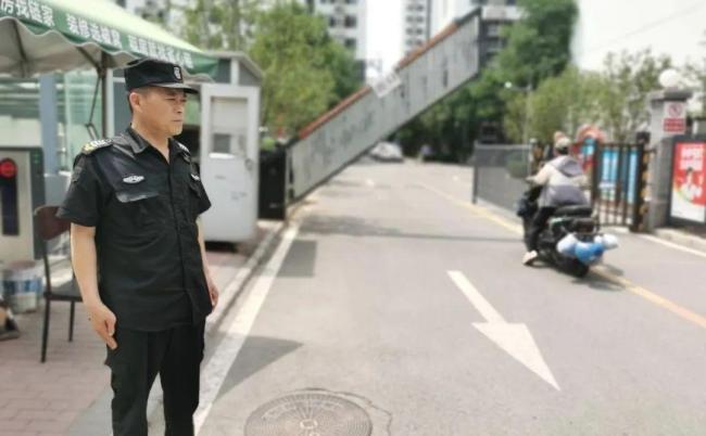北京保安路边发现五万元现金，如何物归原主？ 平凡岗位上的拾金不昧