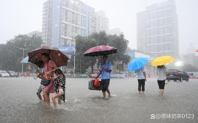 成都暴雨划船哥是赶去上班的托尼 城市内涝下的另类通勤