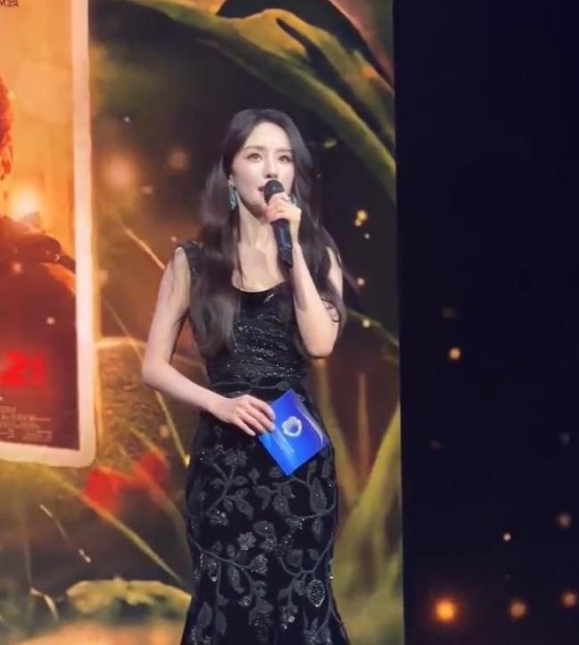 杨幂摔倒后立即调整状态完成演讲 教科书级救场